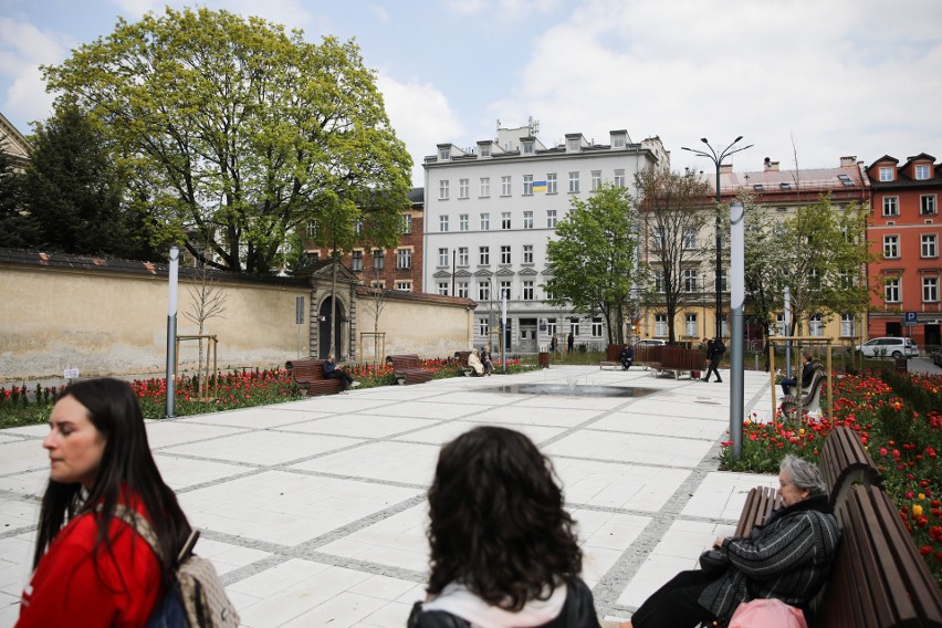 Kraków. Na placu Biskupim uruchomiono fontannę i zakwitły tulipany. Zobacz, czy to miejsce wypiękniało [ZDJĘCIA]