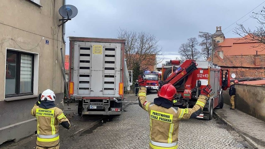 Ciężarówką z kurczakami w ścianę. Kierowca pędził