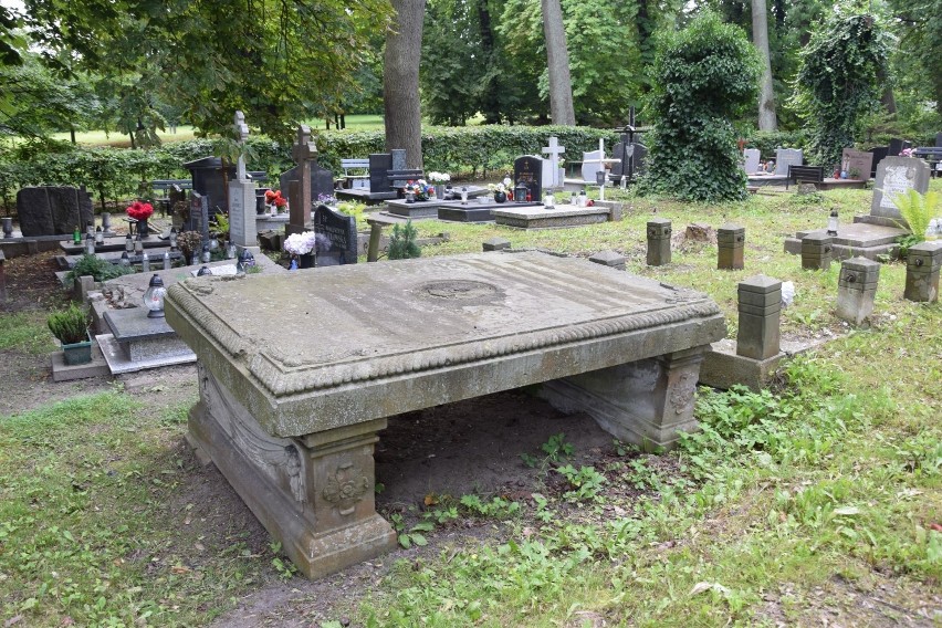 Najstarszym zachowanym grobem jest pochodzący z 1832 roku...
