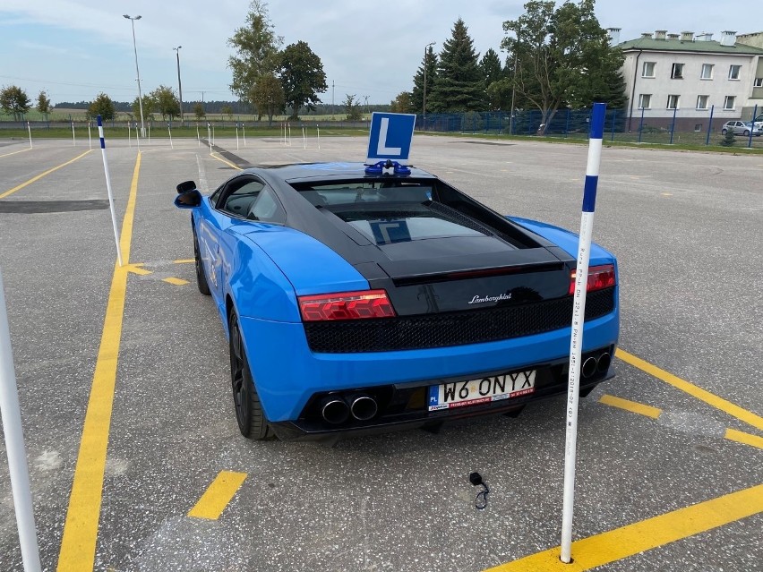 Chojnice: Zdał prawo jazdy jadąc… lamborghini gallardo! Mieszkaniec Przechlewa zrobił to jako pierwszy na świecie! Zobacz zdjęcia i film!