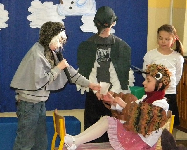 Trzecioklasiści ze Szkoły Podstawowej nr 6 w Starachowicach przygotowali przedstawienie pod tytułem "Uczymy się pomagać innym&#8221;. 