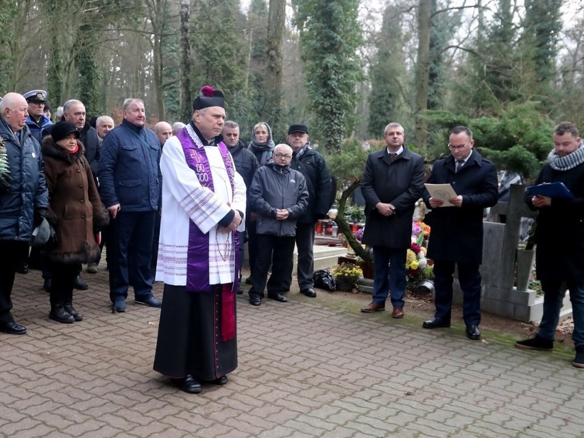 Kwiaty na grobach ofiar Grudnia`70. W poniedziałek główne uroczystości 