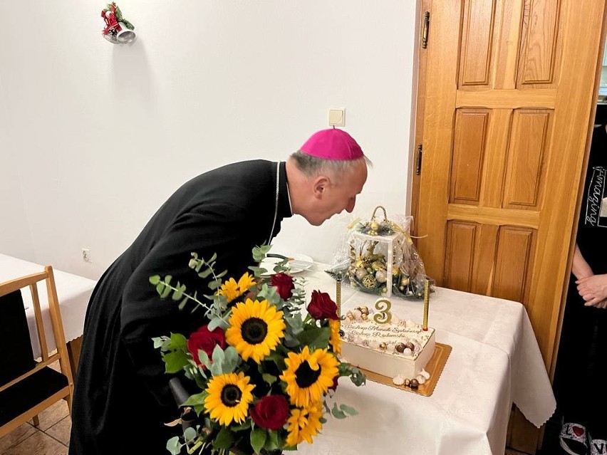 Biskup świętował rocznicę powołania. Był tort i trzy...