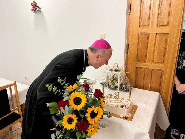 Biskup świętował rocznicę powołania. Był tort i trzy świeczki. Więcej na kolejnych zdjęciach.