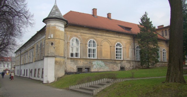 Pałac Bobrowskich  nazywany jest często przez mieszkańców Andrychowa zamkiem. Od strony Rynku zachowała się baszta, która przypomina o tym, że na miejscu XIX-wiecznej budowli stał zamek