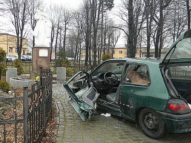 W Raniżowie wskutek zdarzenia z volkswagenem renault zostało mocno uszkodzone.