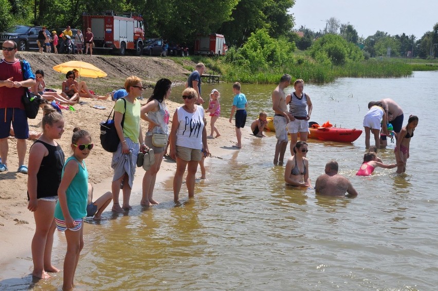 Pomimo upałów na plażę przybyło wiele osób.