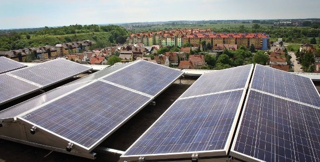 Fotowoltaika jest coraz bardziej popularna. O tym, jakie skutki może mieć pożar instalacji fotowoltaicznej, możesz zobaczyć w naszej galerii.