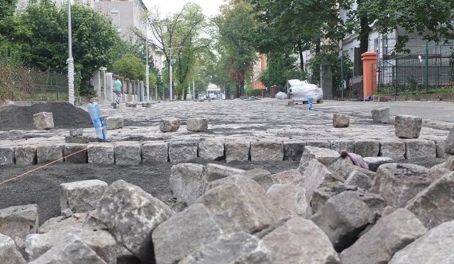 Podczas układania kostki brukowej na ul. Grunwaldzkiej, mogła zostać uszkodzona stara instalacja gazowa, co spowodowało wyciek gazu.