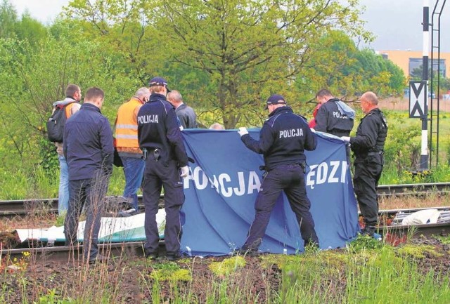 Często powodem wypadków jest skracanie drogi, a niekiedy czyny samobójcze