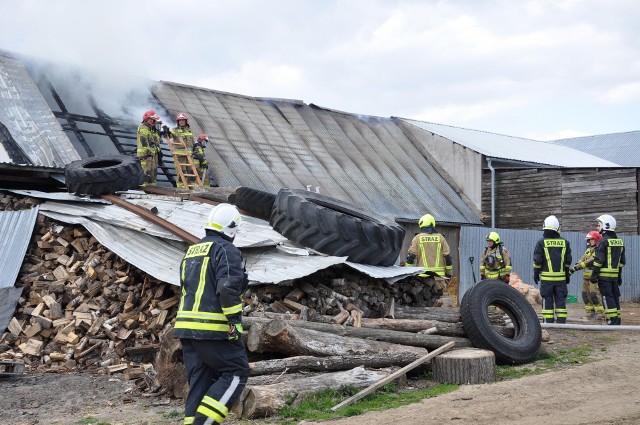 Do gaszenia pożaru stodoły w Sośnie zadysponowano 24 strażaków z 9 zastępów