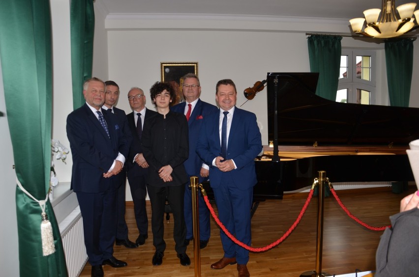 Starostwo zakupiło nowy fortepian do dworu w Łukowie Śl.
