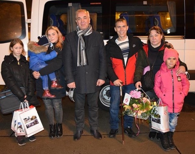 Rodzina Markow&oacute;w i w&oacute;jt Lesław Blacha podczas powitania na lotnisku Chopina w Warszawie