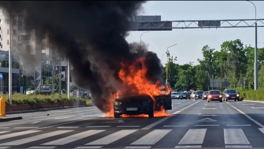 Do pożaru samochodu doszło na skrzyżowaniu al. Armii...