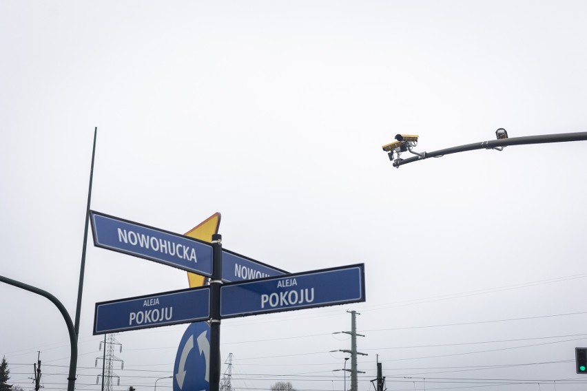 Żółte kamery przekleństwem kierowców w Krakowie. Łapią jadących na czerwonym świetle i w miesiąc "zarobiły" krocie! Znamy kwotę