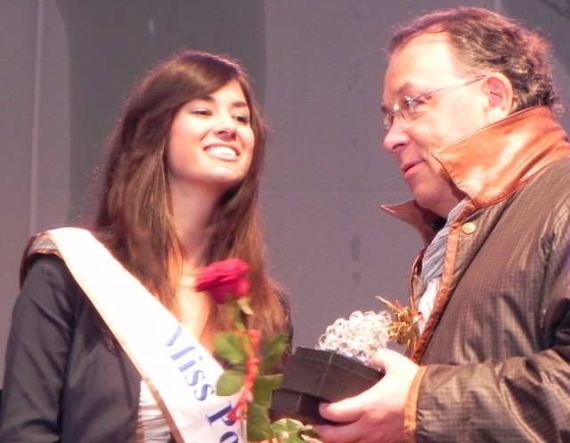 Finał LLF 2011. Miss Polski Agata Szewioła i reżyser Lech Majewski z Brązowym Gronem i Nagrodą KKF za &#8222;Młyn i krzyż&#8221;, który zdobył cztery nominacje do Orłów - polskich Oscarów.