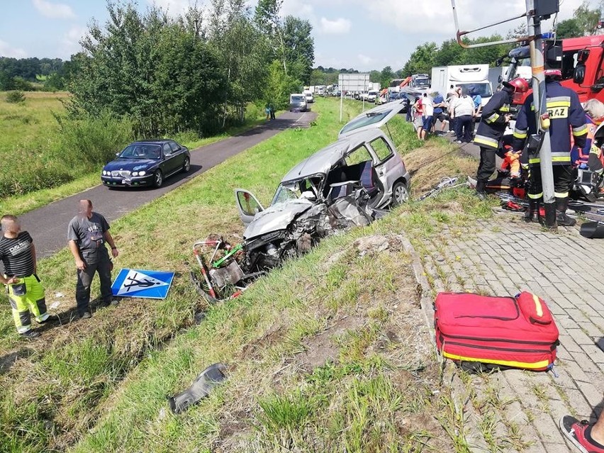 Wypadek w Bolesławiu. Auto zderzyło się z karetką, jedna osoba nie żyje [ZDJĘCIA]