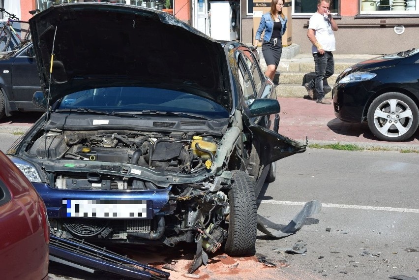 Kolizja na ulicy Polnej w Ostrowcu. Zderzyły się dwa samochody [ZDJĘCIA]