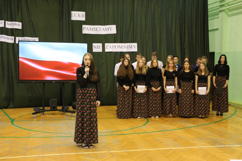 W sandomierskim "Rolniku" wspominano 40. rocznicę wprowadzenia  stanu wojennego w Polsce. Młodzież przygotowała przejmujący spektakl ZDJĘCIA