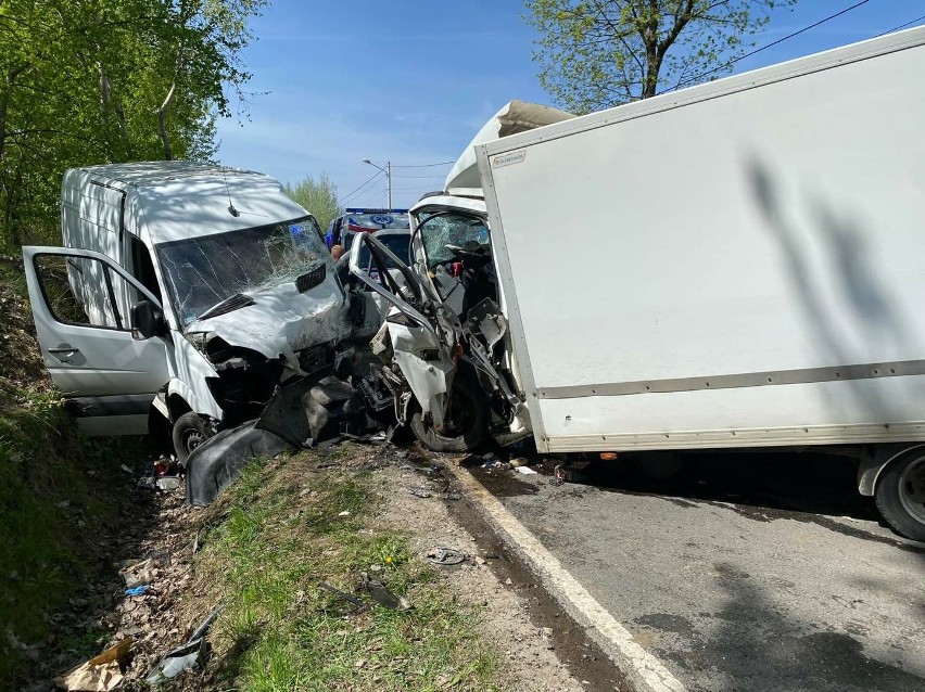 Powiat krakowski. Potworny wypadek z udziałem trzech pojazdów. Dwie osoby trafiły do szpitala!