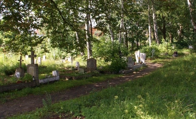 Zaniedbany cmentarz w samym centrum Kępic. 