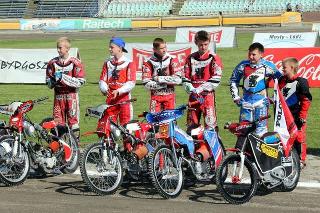 Najmłodsi zawodnicy Polonii zaprezentowani się bydgoskim kibicom przed niedzielnym meczem z ŻKS ROW Rybnik. Stoją od lewej: Mateusz Jagła,  Szymon Frątczak, Marcin Sitarek, Damian Stalkowski, Kacper Łobodziński oraz Wiktor Przyjemski