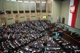 Sejm: Dziennikarze nie zostali dopuszczeni do relacjonowania uroczystości odsłonięcia tablicy pamiątkowej Lecha Kaczyńskiego