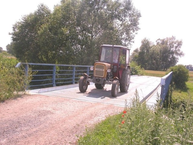 Rolnicy boją się, że most nie wytrzyma nacisku ciężkich maszyn rolniczych, ale jeżdżą po nim, bo innej drogi na pola nie ma.