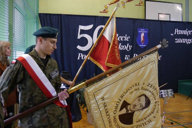 Poczty sztandarowe dwóch szkół na jubileuszu Szkoły Podstawowej w Parszowie