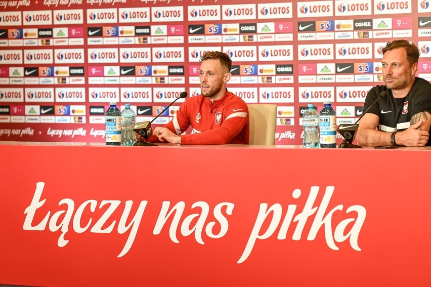 Maciej Rybus na konferencji prasowej na stadionie w Gdańsku