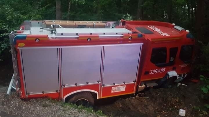 Gmina Skaryszew. Samochód straży pożarnej zderzył się z osobówką podczas wyjazdu na akcję. Kierowca uciekł z miejsca zdarzenia