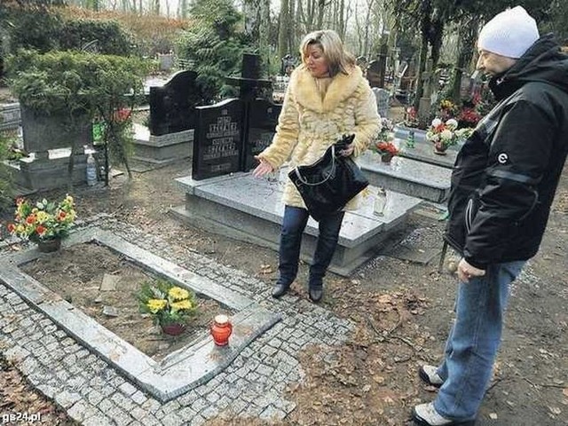 Jeszcze w grudniu państwo Grynowie składali kwiaty na nowo postawionym nagrobku Czesława Gryna. Gdy przyszli teraz zapalić na nim znicze, nagrobka już nie było.