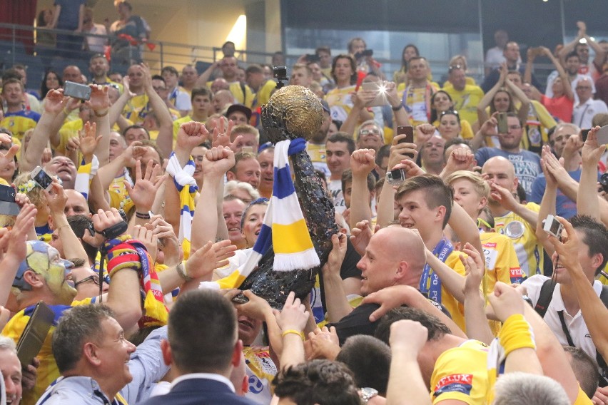 Vive Tauron Kielce po horrorze wygrał z Veszprem i zwyciężył w Lidze Mistrzów