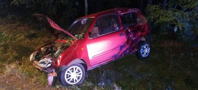 Do wypadku doszło w piątek, 22 września, wieczorem. Kierująca fiatem wypadła z drogi, uderzyła w drzewo i wpadła do przydrożnego rowu.Do wypadku doszło na trasie między Dąbiem i Kosierzem około godz. 19:00. Kierująca fiatem wpadła w poślizg. Samochód wypadł z drogi uderzając w drzewo, a następnie odbił się od niego i wylądował w przydrożnym rowie.Na miejsce dojechały wozy strażaków ochotników z Dąbia, policja i pogotowie ratunkowe. Karetka przewiozła kierującą fiatem do szpitala.Przeczytaj też:   Rosyjska gra wojenna z muzyką Anny German robi wrażenie (wideo)Zobacz również: Magazyn Informacyjny Gazety Lubuskiej: