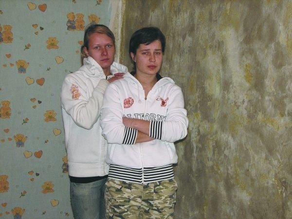 &#8211; Zagrzybione ściany powodują, że moje dzieci chorują &#8211; mówi Magdalena Tworkowska (z prawej).