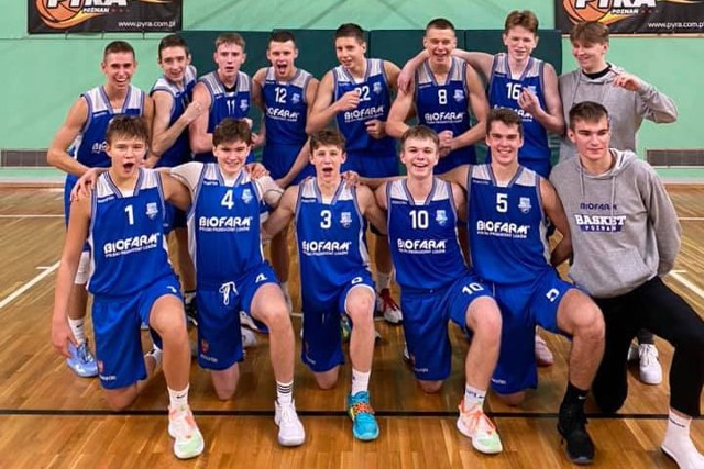 Tak młodzi zawodnicy Basket Junior Poznań cieszyli się po wygranej w III lidze z Wiarą Lecha 77:71