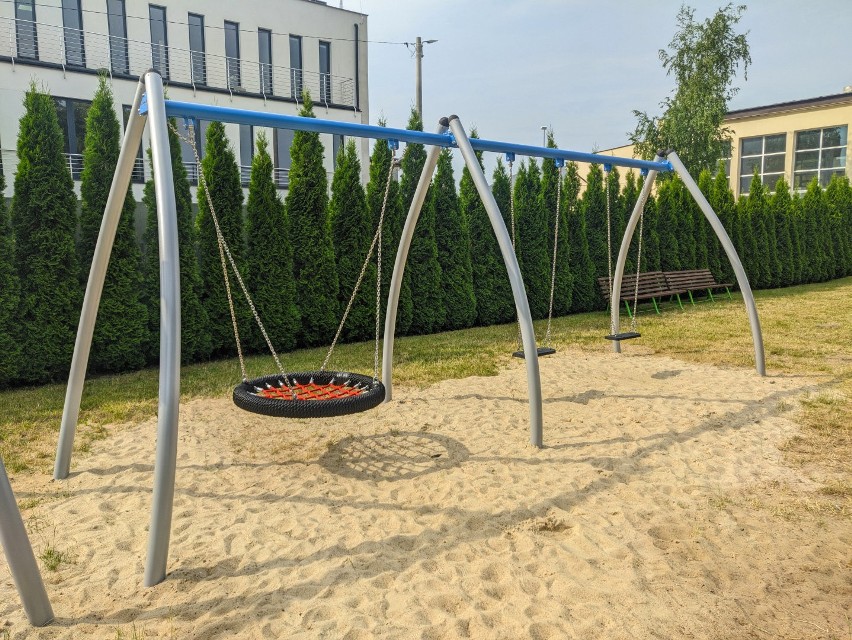 Nowy plac zabaw w przedszkolu numer 1 w Białobrzegach. Przedszkolaki już korzystają, można im zazdrościć, bo jest pięknie