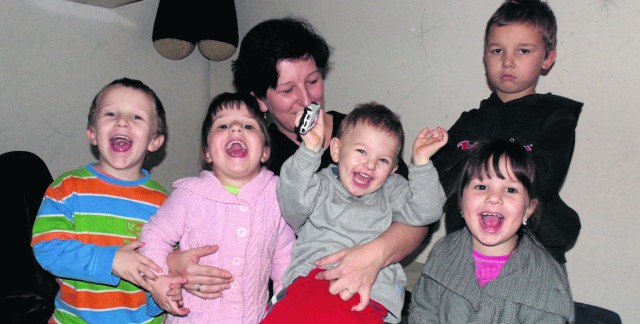 Pani Katarzyna z dziećmi (od lewej): 5-letnim Mateuszkiem, 3,5-etnią Julką, 2-letnim Alankiem, 3,5-letnią Marysią i 7-letnim Tomaszem nie mogą doczekać się prezentów i ubierania choinki