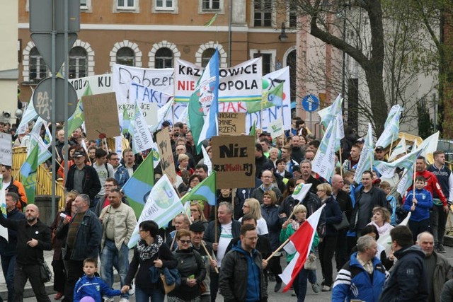 15 kwietnia przeciwko powiększeniu Opola protestowało w mieście 2 tysiące osób.