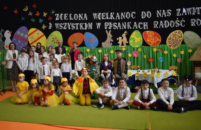 Uczniowie ze Szkoły Podstawowej imienia Jana Pawła II w Gowarczowie przygotowali przedstawienie opowiadające o tradycjach i zwyczajach wielkanocnych.