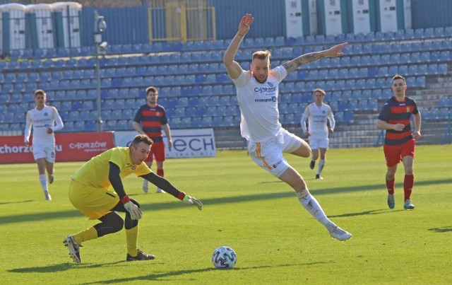 Michał Biskup (biały strój) jako piłkarz Ruchu Chorzów awansował do drugiej ligi. Teraz chce powtórzyć ten sukces w „Stalówce”
