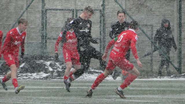 Mecz juniorów Wisły Kraków i Polonii Warszawa od początku toczył się w śnieżycy