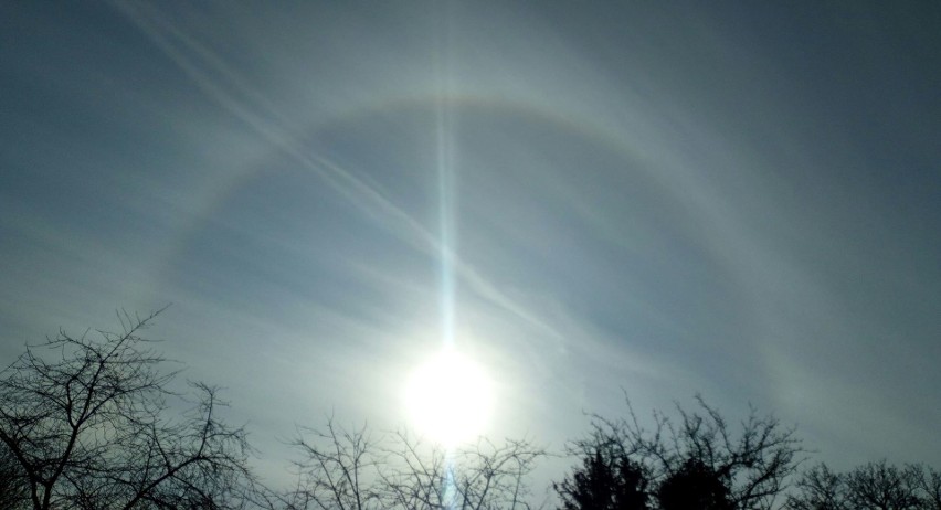 Efekt halo to świetlisty pierścień widoczny wokół słońca lub...