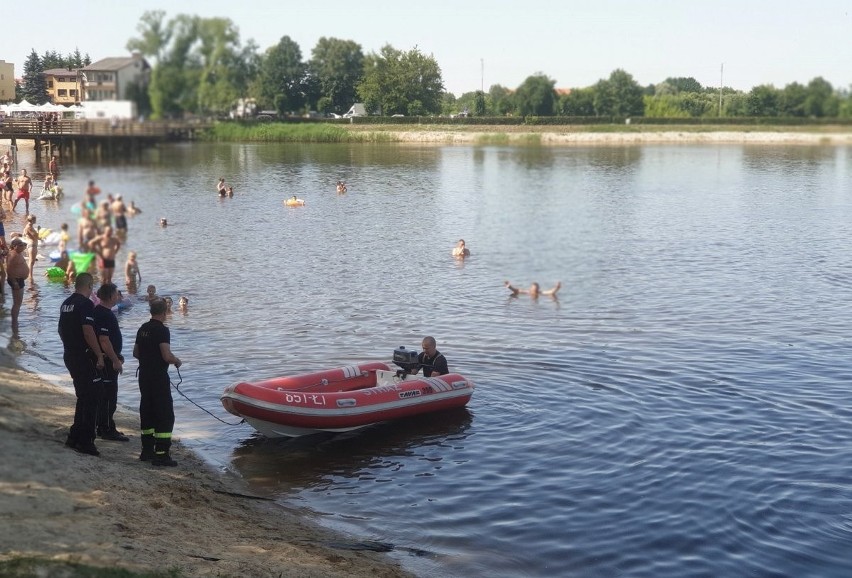 Tragedia w Szydłowcu. W zalewie utonął 54-letni mężczyzna. Strażacy szukali go pod wodą 
