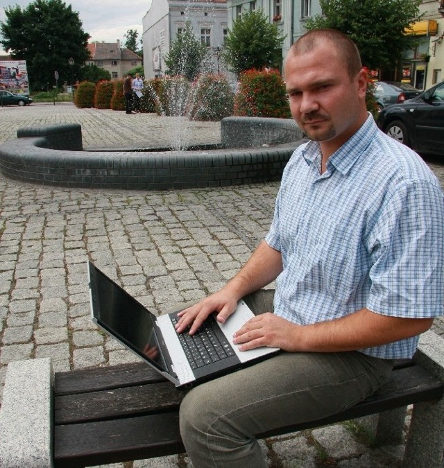 - Każdy mieszkaniec będzie mógł usiąść na ławeczce z laptopem i za darmo surfować po sieci - zapewnia Damian Pilarczyk z magistratu.