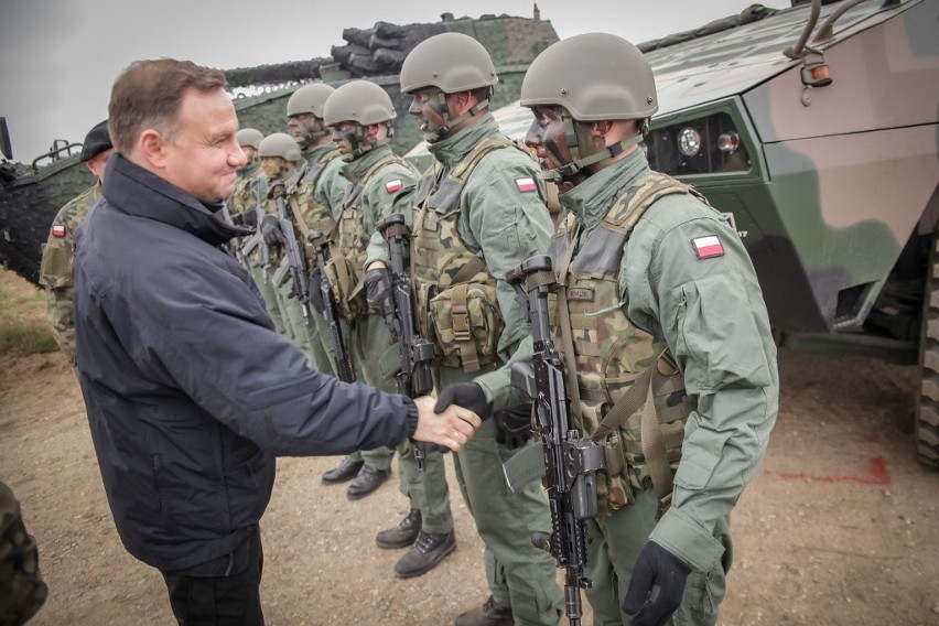 Prezydent Andrzej Duda przyglądał się ćwiczeniom żołnierzy z...