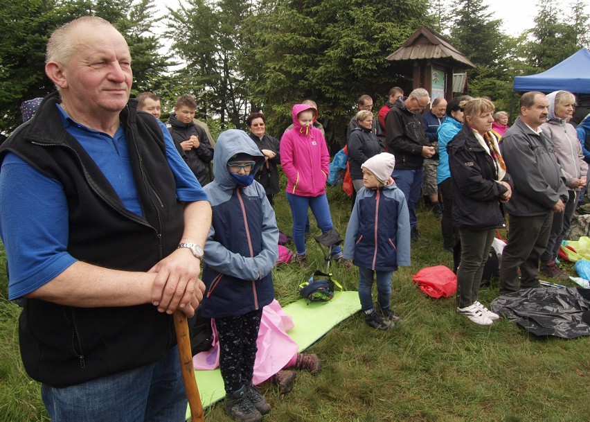 Odkryj Beskid Wyspowy. Mimo niesprzyjającej pogody pokonali Jasień [ZDJĘCIA]