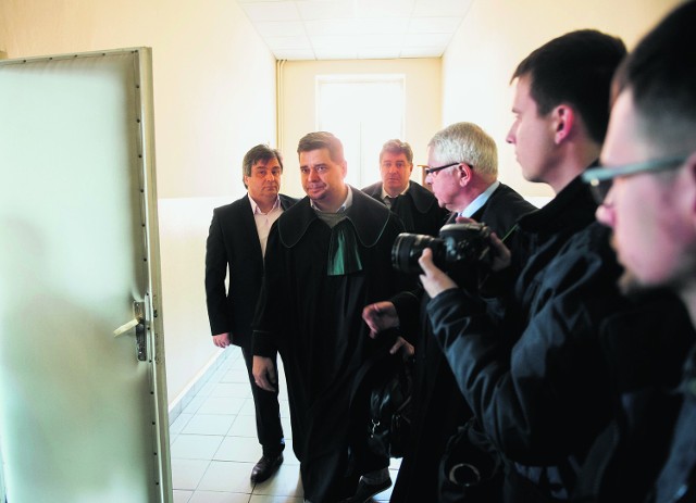 W rozprawie w toruńskim sądzie uczestniczyło trzech adwokatów, oskarżyciel z pełnomocnikiem i przedstawiciele mediów. Zabrakło samych oskarżonych 