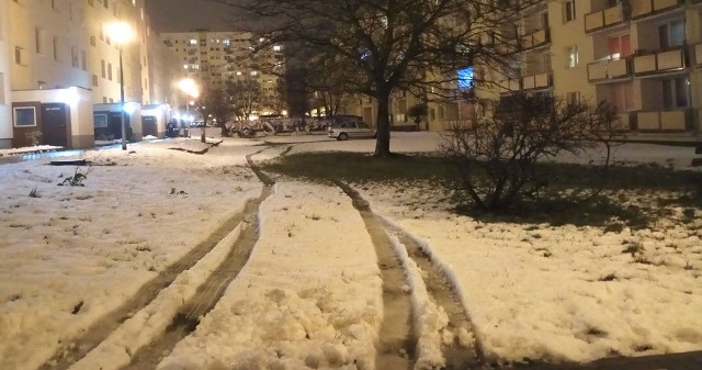 Kierowca przejechał po chodniku i trawniku, żeby zaparkować jak najbliżej swojego mieszkania.