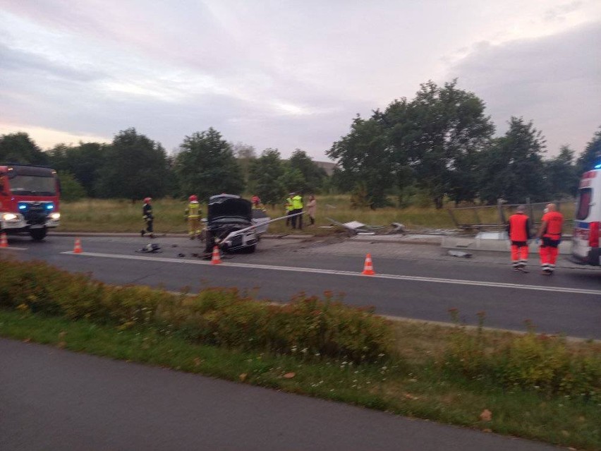 Maślice bez jednego przystanku autobusowego. Pijany kierowca "zmiótł" go dzisiaj nad ranem [ZDJĘCIA]